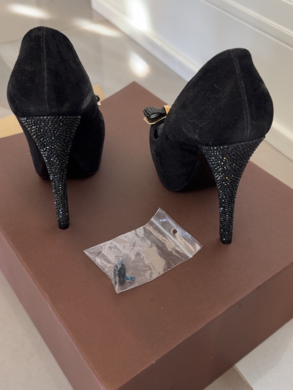 Louis Vuitton Peep-Toe Heels with Gold Bow - Picture 6 of 7